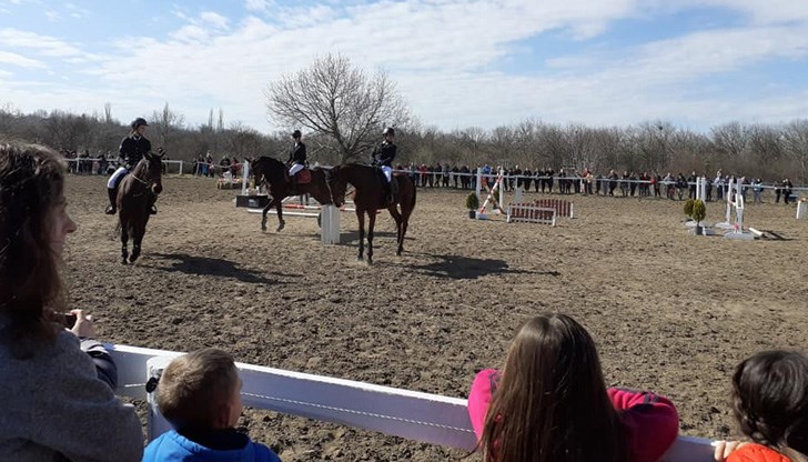 Хората се чувстваха радостни сред природата и конете