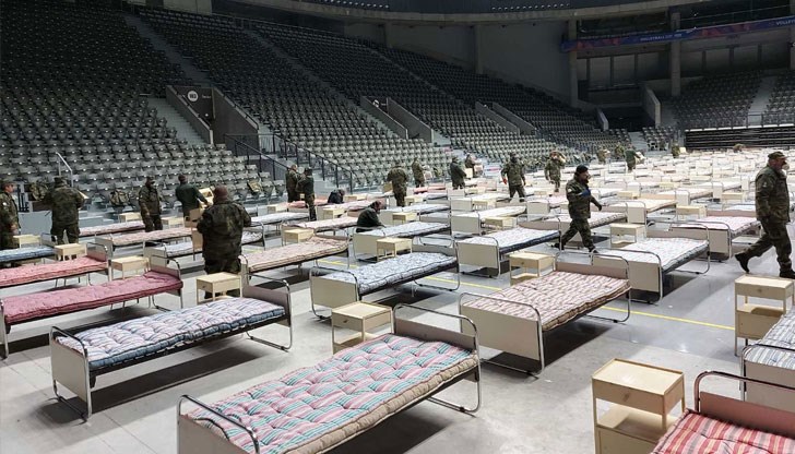 100 военни подредиха 300 легла в спорната зала