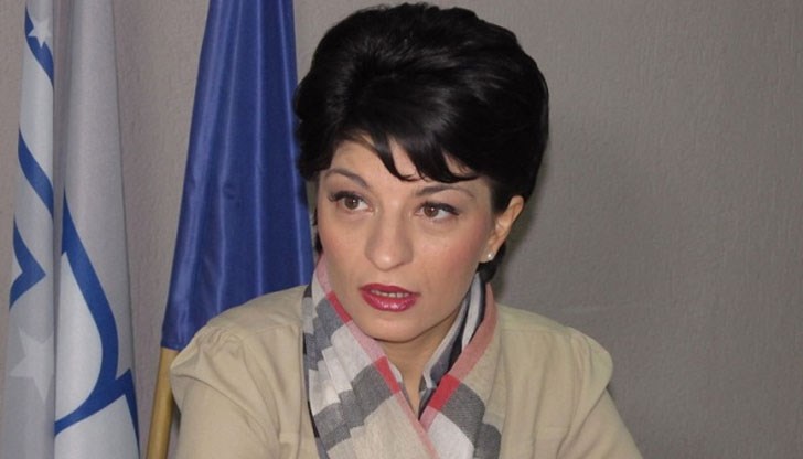 В случай на кризи, народът търси водачите, а президентът липсваше, много сбърка, в този момент политиката трябва малко да отстъпи назад, заяви депутатката В случай на кризи, народът търси водачите, а президентът липсваше, много сбърка, в този момент политиката трябва малко да отстъпи назад, заяви депутатката