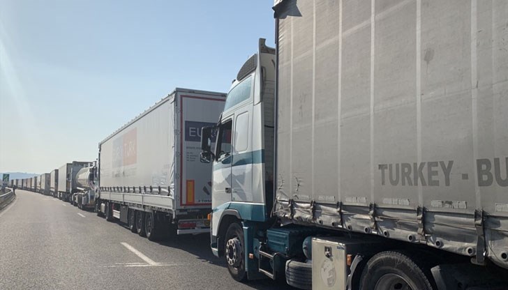 До няколко часа се очаква да тръгне още една група с 50 български камиони, чакащи на ГКПП „Нова Горица“ в Словения