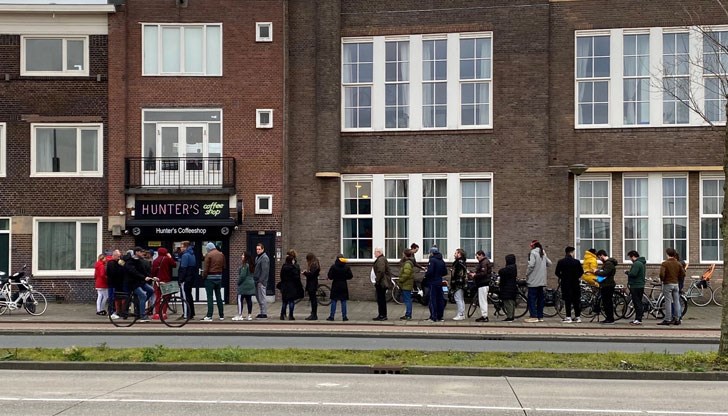 Местните жители бързат да се запасят Местните жители бързат да се запасят