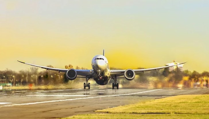 Току-що от Делхи излетя самолет на българската авиокомпания Би Ейч Ер, с който в София се прибират 39 граждани на България, 9 граждани на Румъния и 2 от Унгария