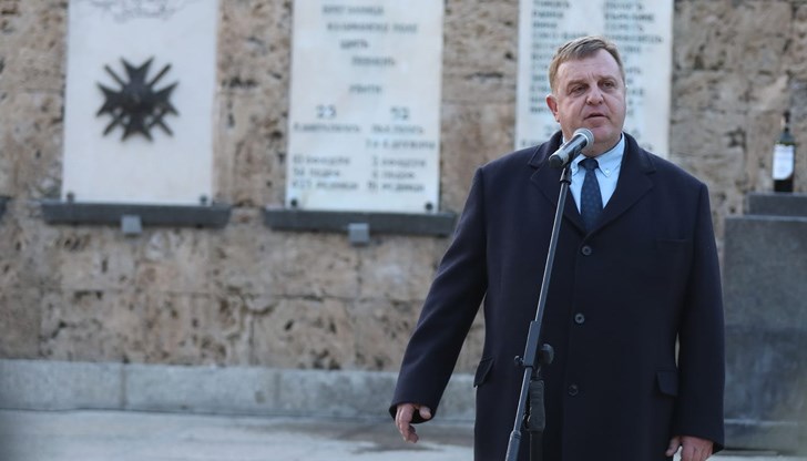 Нека бъдем преди всичко българи и заедно с Божията помощ и нашата воля да осъществим завинаги идеала на нашите предци – силна, просперираща България, в която гражданите живеят с достойнство и в мир Нека бъдем преди всичко българи и заедно с Божията помощ и нашата воля да осъществим завинаги идеала на нашите предци – силна, просперираща България, в която гражданите живеят с достойнство и в мир