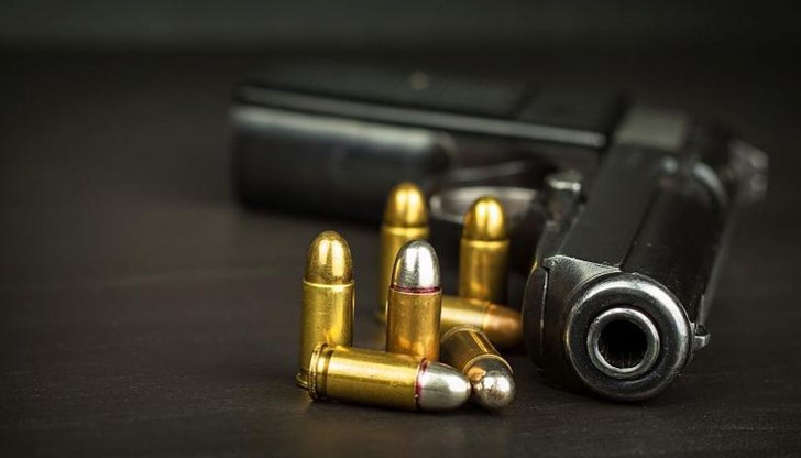 При проверката полицаите открили две самоделни пушки, пистолет, три пълнителя и 147 бойни патрона