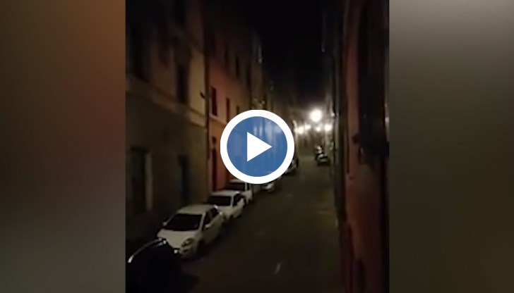 Италианци под карантина пеят от балконите си в опит да поддържат духа си