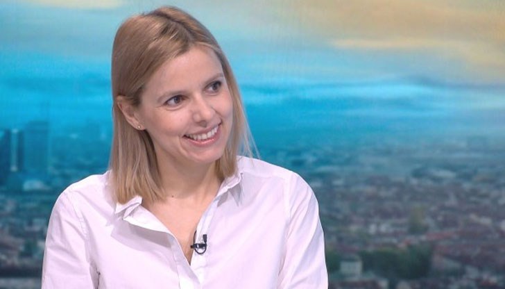 Инициативата е на три жени, а хора продължават да се свързват с тях, за да дарят още