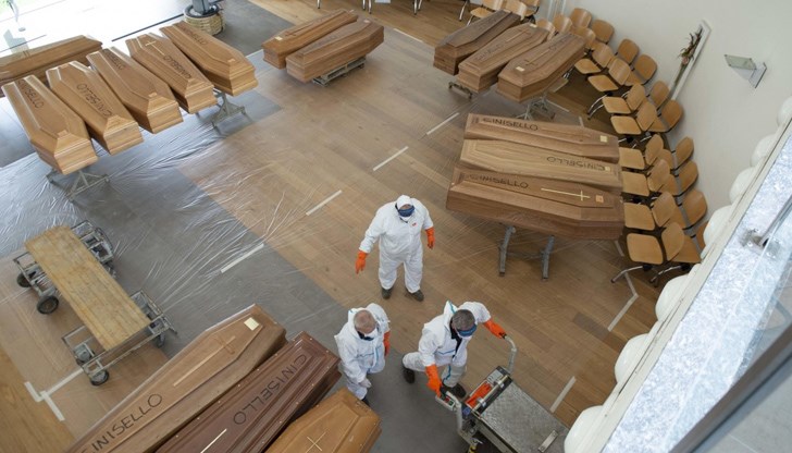 Заразени са близо 6 500 здравни работници