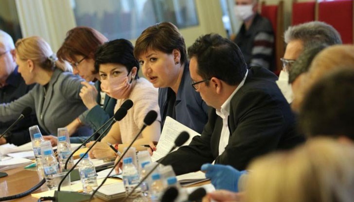 8-часовото заседание бе прекъсвано на няколко пъти, за да може да бъде подготвен докладът за разглеждането на закона между двете четения 8-часовото заседание бе прекъсвано на няколко пъти, за да може да бъде подготвен докладът за разглеждането на закона между двете четения