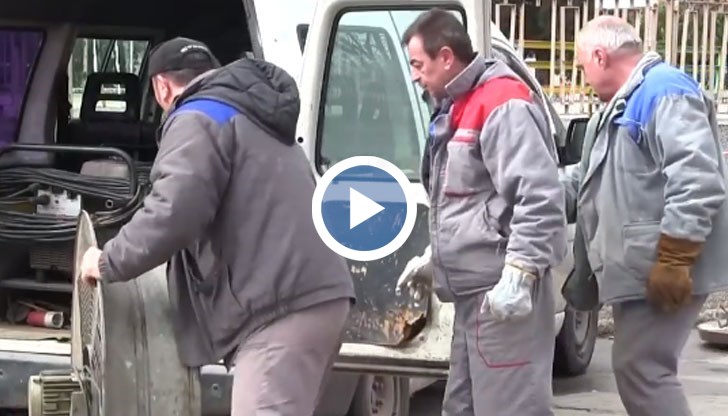 Пробивът е на същия магистрален топлопровод, който се спука на две места преди няколко дни по улица "Митрополит Григорий" на кръстовищата с булевард "Родина" и улица "Студентска"