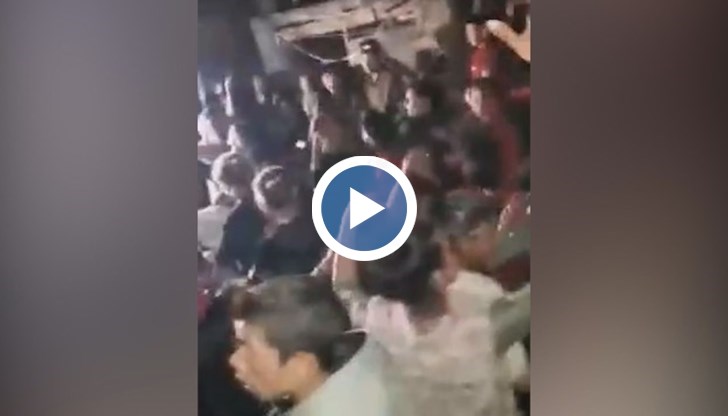 Във видеото се вижда празненство, на което присъстват десетки деца и възрастни