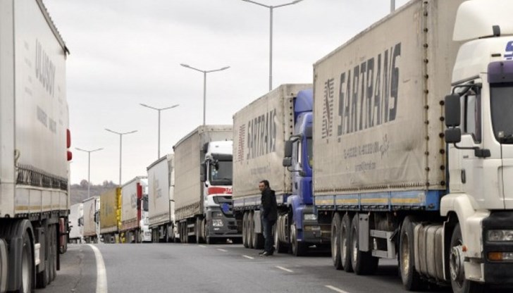 На граничните пунктове „Капитан Андреево“ и „Лесово“ трафикът е изключително интензивен на изход за товарни автомобили