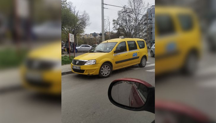 Таксиметров шофьор паркира колата си върху пешеходна пътека в Русе