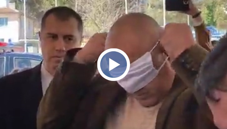 Премиерът си слага предпазната маска на очите