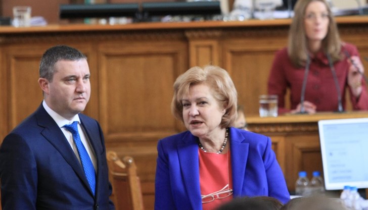 Българските депутати, в тази извънредна ситуация, си гласуваха закон, в който отлагат връщането на незаконно придобитите партийни субсидии