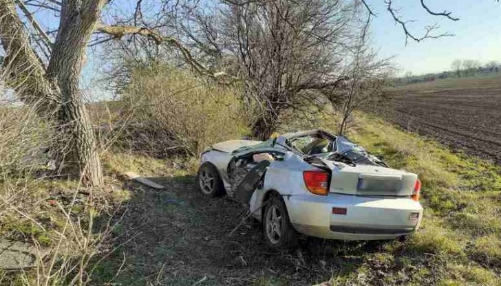 19-годишно момче почина на място след удар в крайпътно дърво