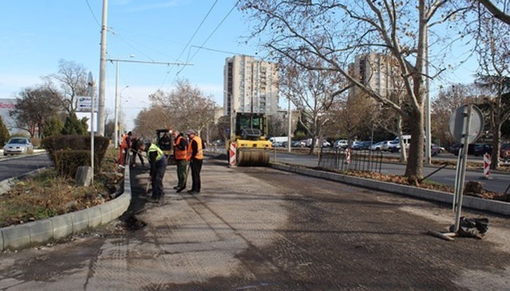 Въвежда се временна организация на движението при работен участък върху едната пътна лента на пътните връзки от бул. „Липник“ към бул. „България“ и обратно