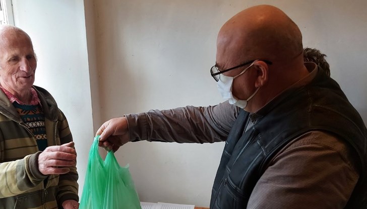 Енчо Енчев се включи в раздаването на пакетирана храна на ползвателите на социалната услуга