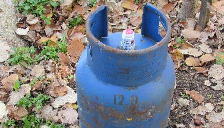 Гражданин решил да източи газова бутилка пред жилищен блок в квартал "Родина"