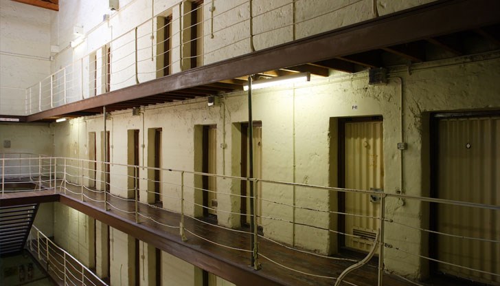 Десет затворници, споделящи една и съща килия, са подпалили пожар