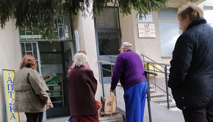 Хората влизат в аптеката по един, а чакащите отвън спазват нужната дистанция от 1 метър