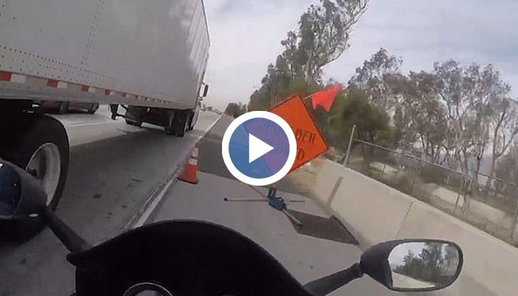 Кадри от видеорегистратор показват как червен автомобил рязко се престроява в дясното платно, изтиквайки моториста към каросерията на камион