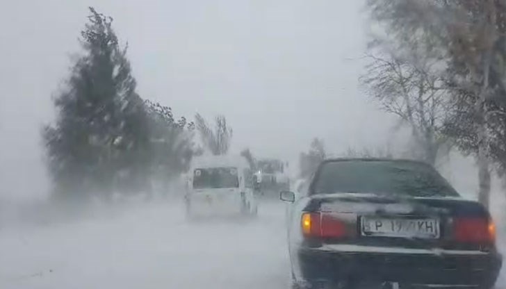 Причината е в снегонавявания между селата Осенец и Бъзън, както и закъсали ТИР-ове след Цар Калоян в посока Русе Причината е в снегонавявания между селата Осенец и Бъзън, както и закъсали ТИР-ове след Цар Калоян в посока Русе