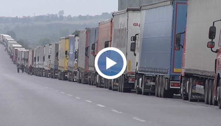 Опашката от тирове на "Капитан Андреево" набъбна до 30 км