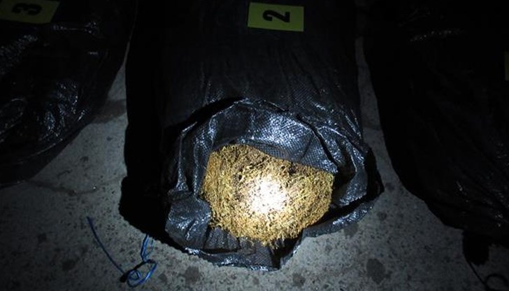 Задържани са трима души, иззети са близо 80 кг ситно нарязан тютюн ​