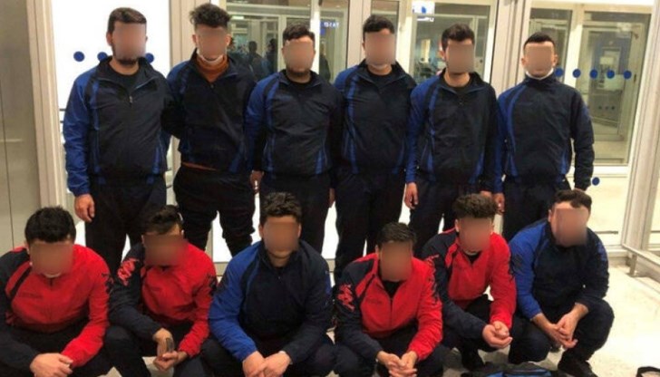 Оказало се обаче, че никой от тях не говори български език Оказало се обаче, че никой от тях не говори български език