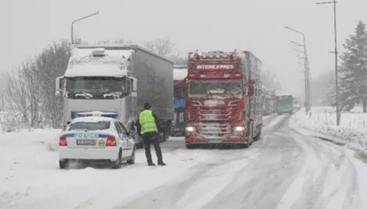 Възстановено е движението на товарни автомобили с тегло над 12 т по път I-2 Разград - Шумен на територията на областите Разград и Шумен Възстановено е движението на товарни автомобили с тегло над 12 т по път I-2 Разград - Шумен на територията на областите Разград и Шумен