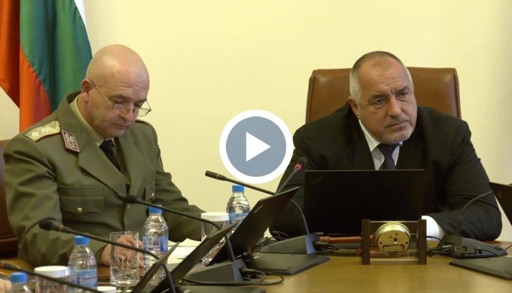 Защото иначе все го питат защо е с военна униформа. Е, нали все пак е офицер?!