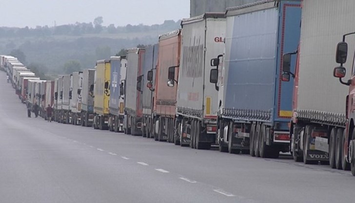 В следващите часове се очаква да бъдат извозени тежкотоварни камиони и от ГКПП Сежана – Фернети