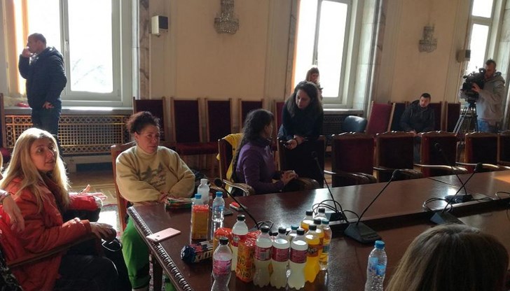 НСО ще ги чака до довечера и ще ги изведе