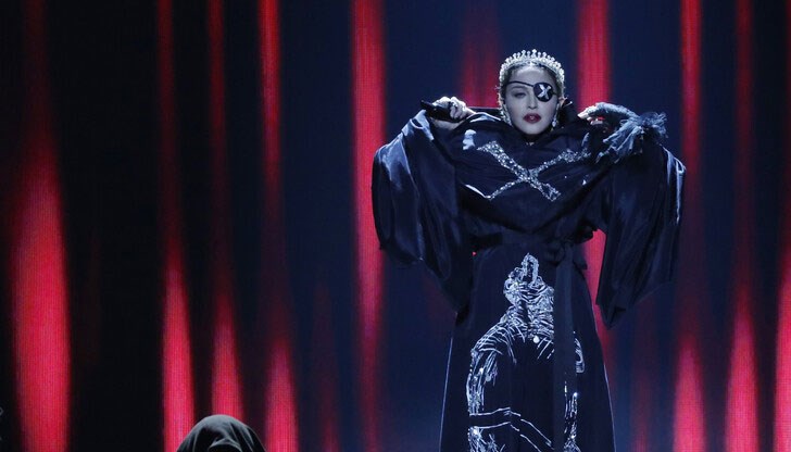 Певицата напуснала концерта с бастун Певицата напуснала концерта с бастун