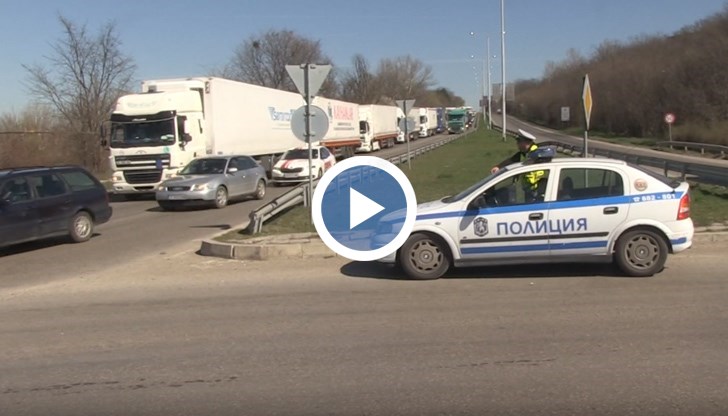 Колоната достига до разклона за град Мартен и обратно