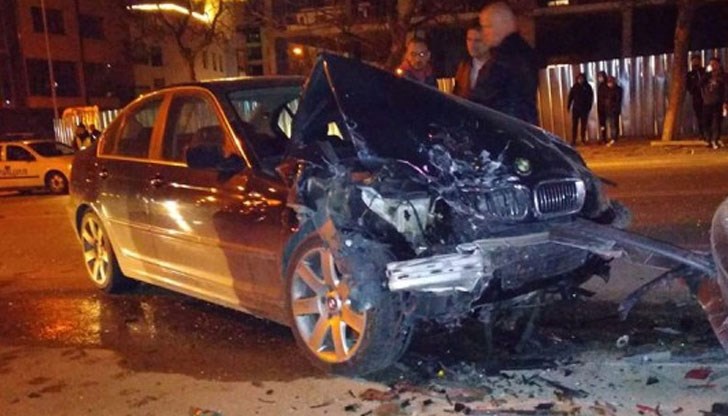 Нанесени са и материални щети на два паркирани автомобила