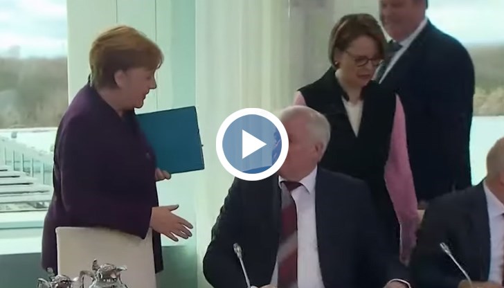 Германският вътрешен министър Хорст Зеехофер отказа да се ръкува с канцлера Ангела Меркел