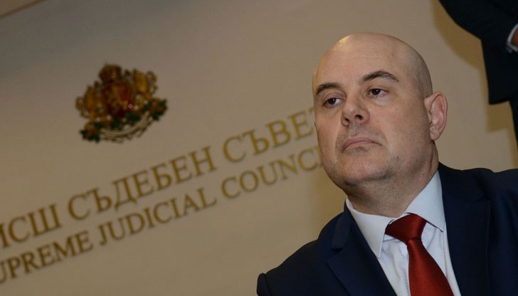 Гешев не се интересува от рейтинга си, може би защото същият не се вижда с невъоръжео око след последните му изпълнения Гешев не се интересува от рейтинга си, може би защото същият не се вижда с невъоръжео око след последните му изпълнения