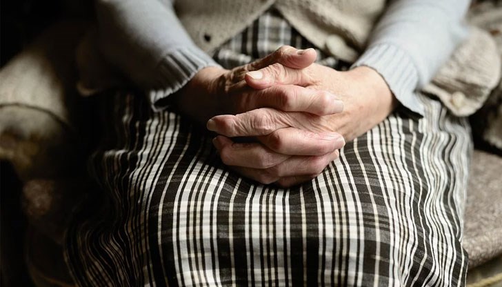 Обичат да я ограбват за 2 лева, да крадат кокошките ѝ, мафията ги дебне да им вземе жилищата, управляващите се кълнат в тях, а в същото време режат безпощадно парите им за възраст и стаж Обичат да я ограбват за 2 лева, да крадат кокошките ѝ, мафията ги дебне да им вземе жилищата, управляващите се кълнат в тях, а в същото време режат безпощадно парите им за възраст и стаж