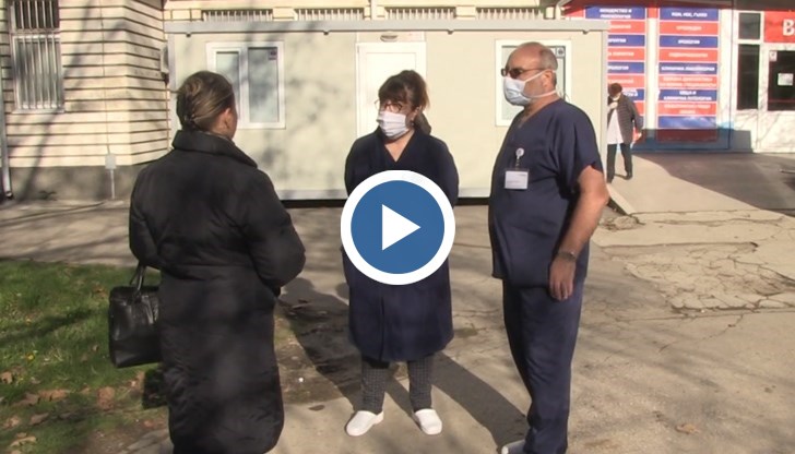 Пред двата входа на болницата са поставени фургони