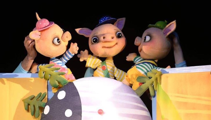 Спектакълът "Трите прасенца" - по известната английска приказка, ще бъде представен утре на сцената Държавния куклен театър в Русе