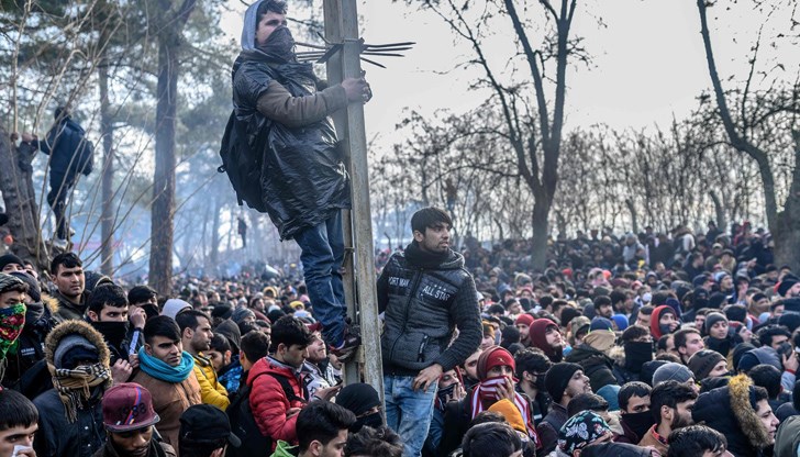 Струпалите се на границата между Турция и Гърция бежанци и мигранти не могат да влязат в Европейския съюз
