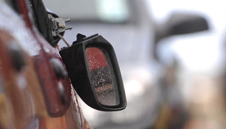 По колата има следи от стъпки, счупено огледало, огъната врата, счупена дръжка на врата и нарушения по боята на купето