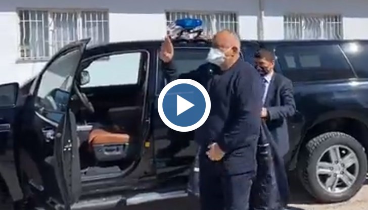 Премиерът на проверка как се шият предпазни маски и костюми