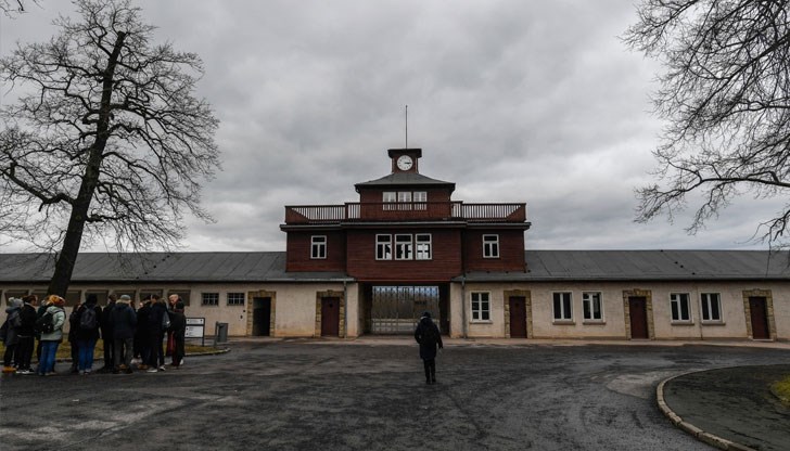 Колекционер е забелязал, че корицата има “татуировка, човешка коса и мирише лошо”