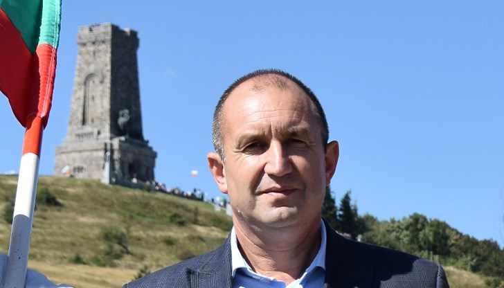 Въпреки че Националния оперативен щаб за заболяването COVID-19 отмени традиционният официален ритуал за 3 март на връх Шипка, президентът Румен Радев ще участва в отбелязването на националния празник там Въпреки че Националния оперативен щаб за заболяването COVID-19 отмени традиционният официален ритуал за 3 март на връх Шипка, президентът Румен Радев ще участва в отбелязването на националния празник там