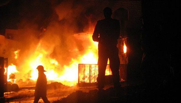 При неясни обстоятелства са се запалили стопански постройки и къща