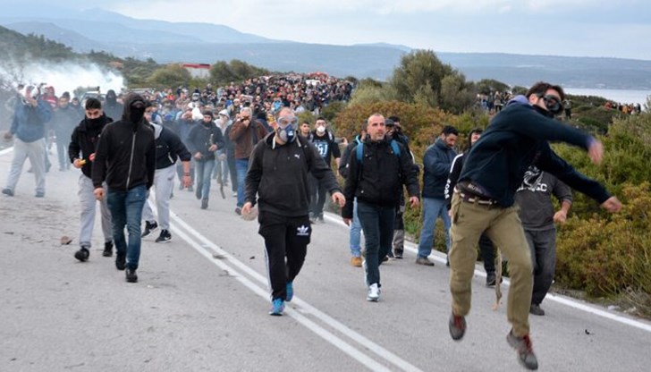 В момента най-малко 20 000 души са събрани в катастрофално пренаселени мигрантски центрове на остров Лесбос