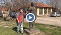 Реставратор вдъхва нов живот на ценна скулптура, красила парка на завод „Дунавия“