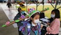 Китайски ученици носят специални шапки за социално дистанциране